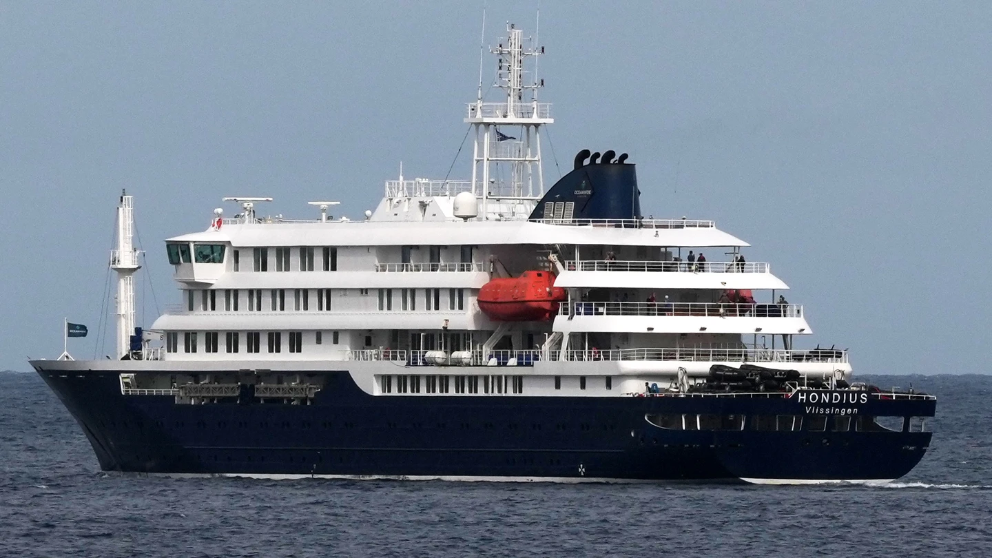 El crucero MV Hondius zarpa del puerto de Praia, Cabo Verde, el miércoles 6 de mayo de 2026 El crucero MV Hondius zarpa del puerto de Praia, Cabo Verde, el miércoles 6 de mayo de 2026