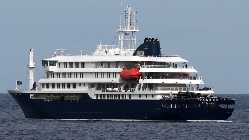 El crucero MV Hondius zarpa del puerto de Praia, Cabo Verde, el mi&eacute;rcoles 6 de mayo de 2026