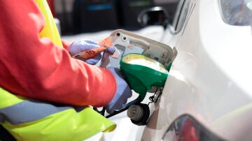 Un empleado de una estaci&oacute;n de servicio llenando el dep&oacute;sito de un coche en Madrid