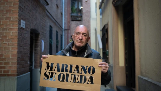 Ni las protestas vecinales ni dos activistas colgados a dos metros de altura logran frenar el desahucio de Mariano en Madrid Ni las protestas vecinales ni dos activistas colgados a dos metros de altura logran frenar el desahucio de Mariano en Madrid
