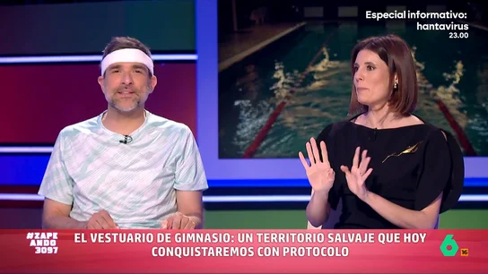 Los consejos de protocolo de María José Verdú para el vestuario del gimnasio: "Siempre mantener la distancia es importante" El incómodo momento de las duchas de los vestuarios puede ser aún más incómodo si no seguimos los sencillos consejos de protocolo que nos cuenta María José Gómez y Verdú en este vídeo. Toma nota.