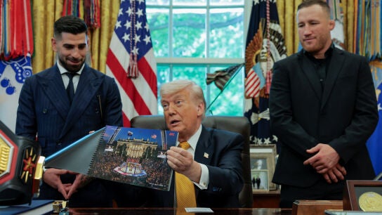 Donald Trump, junto a Ilia Topuria y Justin Gaethje en el Despacho Oval de la Casa Blanca