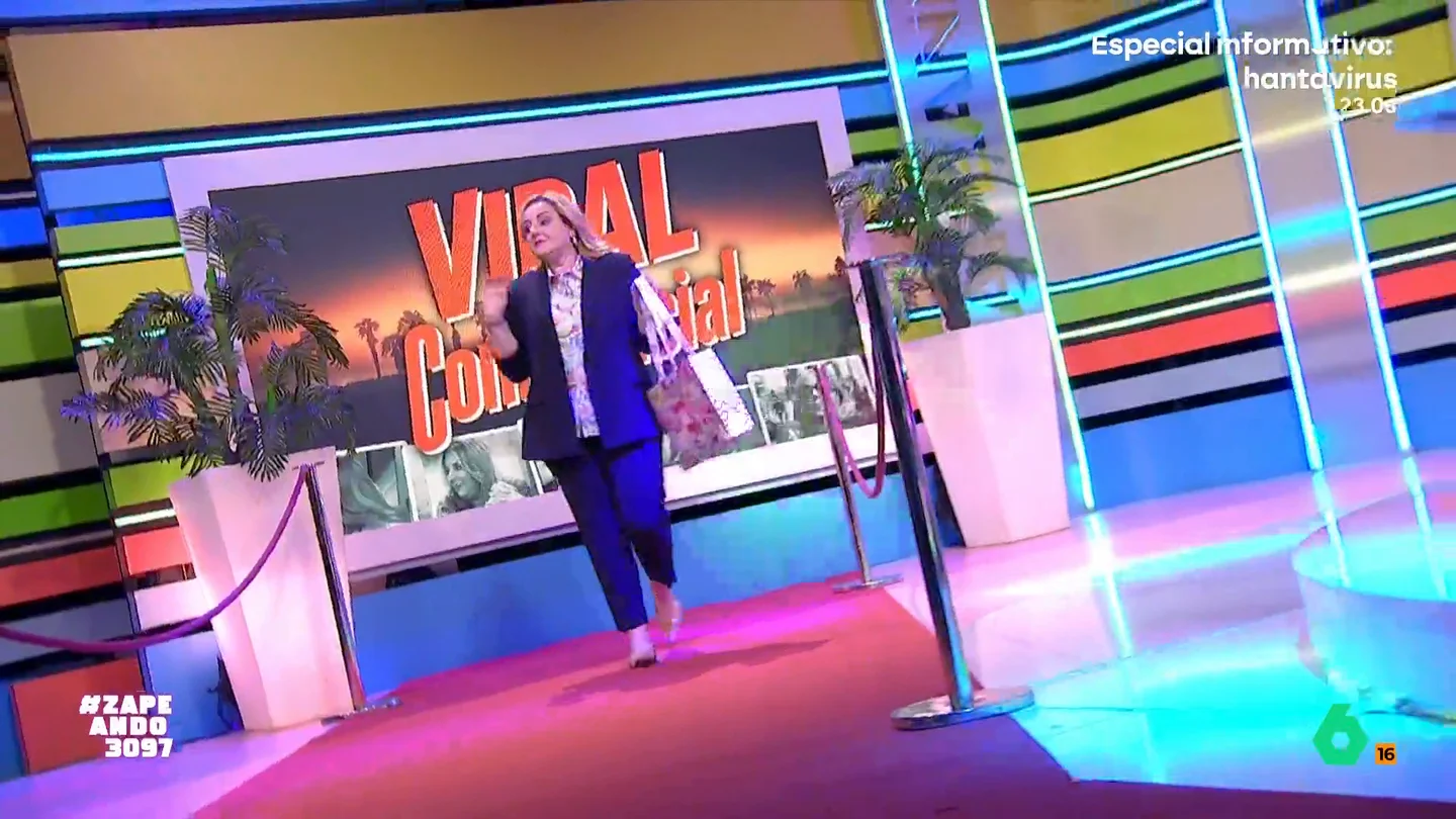 Pilar Vidal muestra en Zapeando el exclusivo complemento que ha comprado en su visita a Londres La periodista ha disfrutado de unos días de descanso en la capital de Reino Unido y, para recordar su visita, ha decidido visitar un exclusivo centro comercial donde ha comprado un objeto muy elegante.