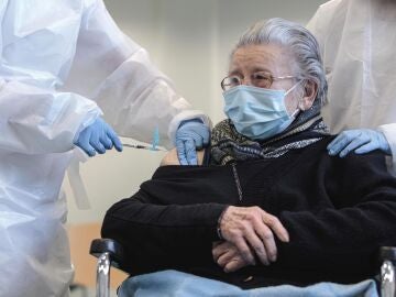 Persona mayor vacun&aacute;ndose contra la COVID-19
