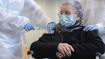 Persona mayor vacun&aacute;ndose contra la COVID-19