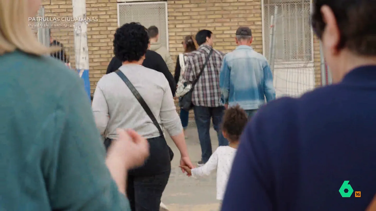 De hombres con pasamontañas a niños caminando de la mano: la patrulla ciudadana como actividad compartida en un barrio de Sevilla Equipo de Investigación tiene la oportunidad de ver cómo opera una patrulla ciudadana en un céntrico barrio de Sevilla. También cómo surge la tensión cuando uno de los vecinos muestra su disconformidad: "Has venido a reventar esto".