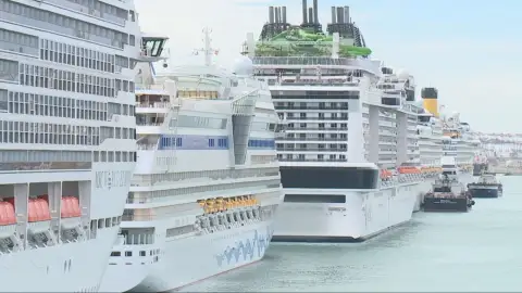 Imagen de cruceros parados Imagen de cruceros parados
