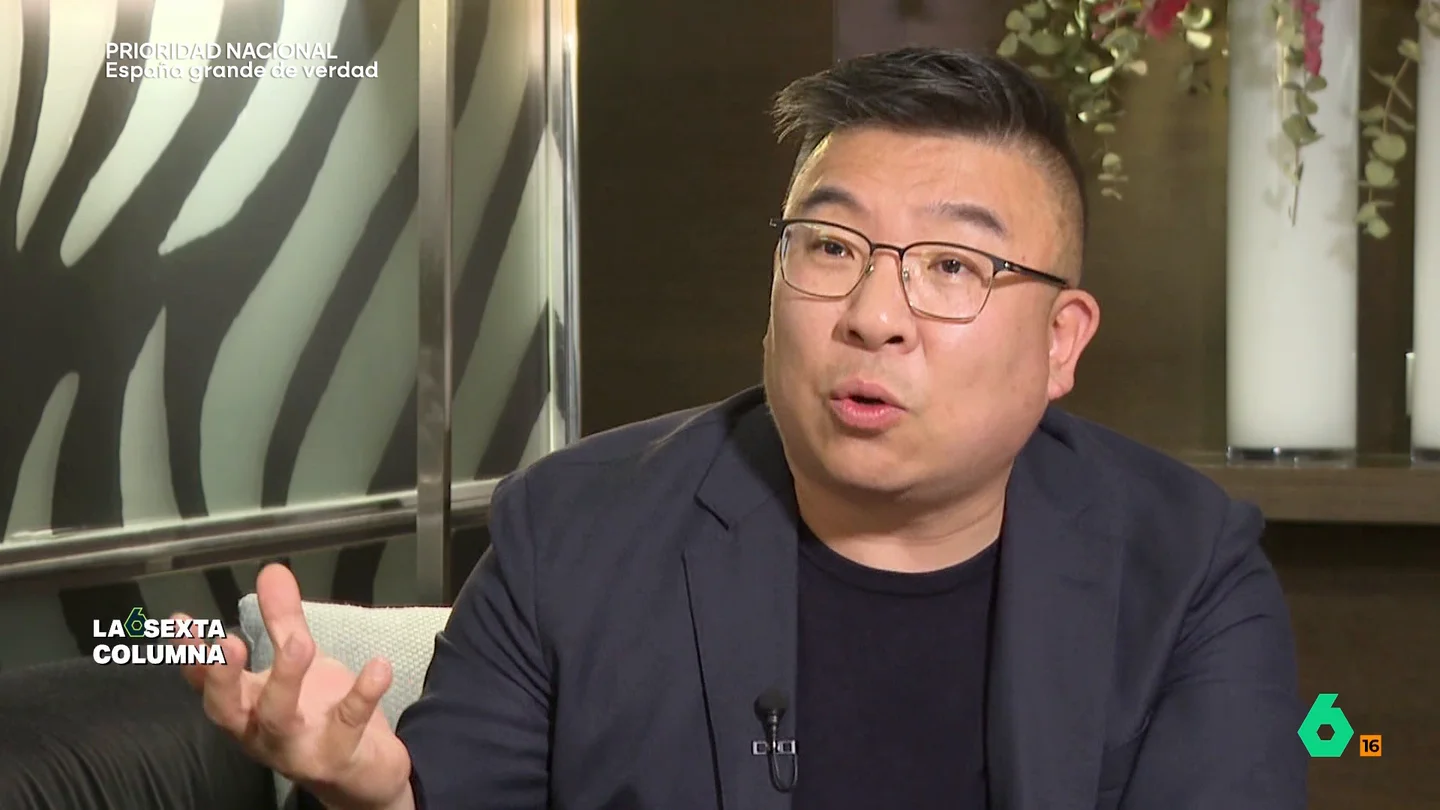 Antonio Liu Yang afirma que el discurso de Vox es "radical, pero poco realista": "Asusta, es lo que quieren conseguir" Parte de Vox defiende que español es aquella persona de padre y madre española. Otros, puntualizan señalando que español es quien tiene DNI.