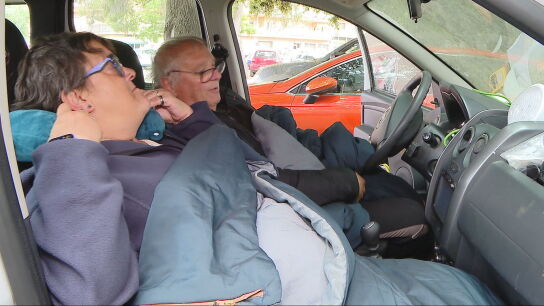 Montse y Jordi viven en su coche tras perder su piso de alquiler en Sabadell: "Nos duchamos en una piscina de aqu&iacute; al lado".