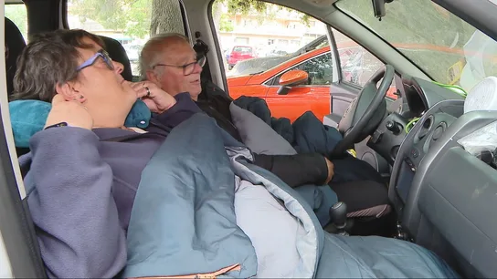 Montse y Jordi viven en su coche tras perder su piso de alquiler en Sabadell: "Nos duchamos en una piscina de aquí al lado". Montse y Jordi viven en su coche tras perder su piso de alquiler en Sabadell: "Nos duchamos en una piscina de aquí al lado".