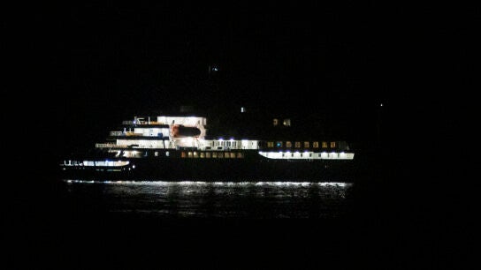 El crucero neerland&eacute;s MV Hondius frente al puerto de Granadilla
