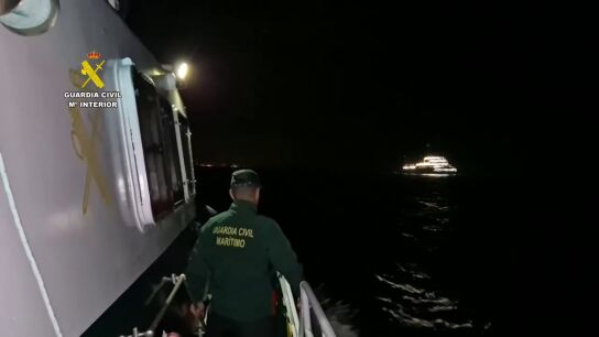 Las imágenes de la Guardia Civil escoltando al MV Hondius
