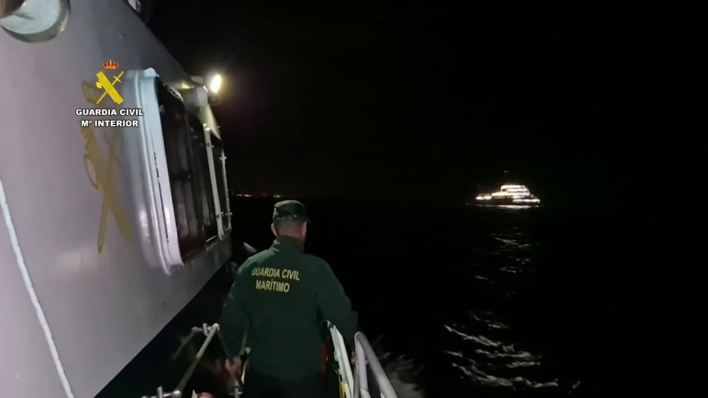 Las imágenes de la Guardia Civil escoltando al MV Hondius