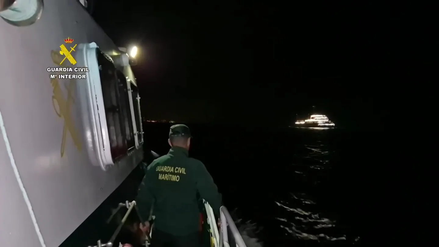 Las imágenes de la Guardia Civil escoltando al MV Hondius Las imágenes de la Guardia Civil escoltando al MV Hondius