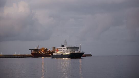 El MV Hondius fondea en el puerto de Granadilla