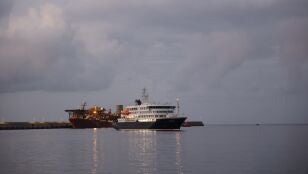 El MV Hondius fondea en el puerto de Granadilla