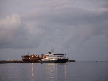 El MV Hondius fondea en el puerto de Granadilla