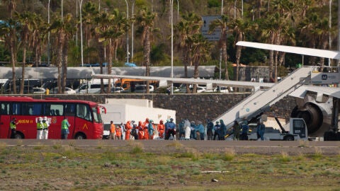 Los pasajeros espa&ntilde;oles del Hondius embarcan en el avi&oacute;n. 