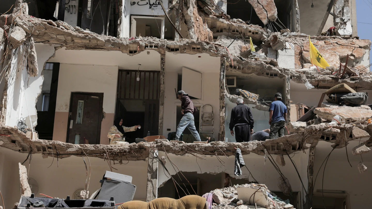Casa en ruinas tras los ataques en los suburbios de Beirut. Casa en ruinas tras los ataques en los suburbios de Beirut.