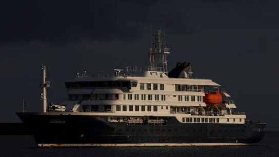 El crucero MV Hondius , afectado por un brote de hantavirus, en el puerto de Granadilla de Abona, en Tenerife