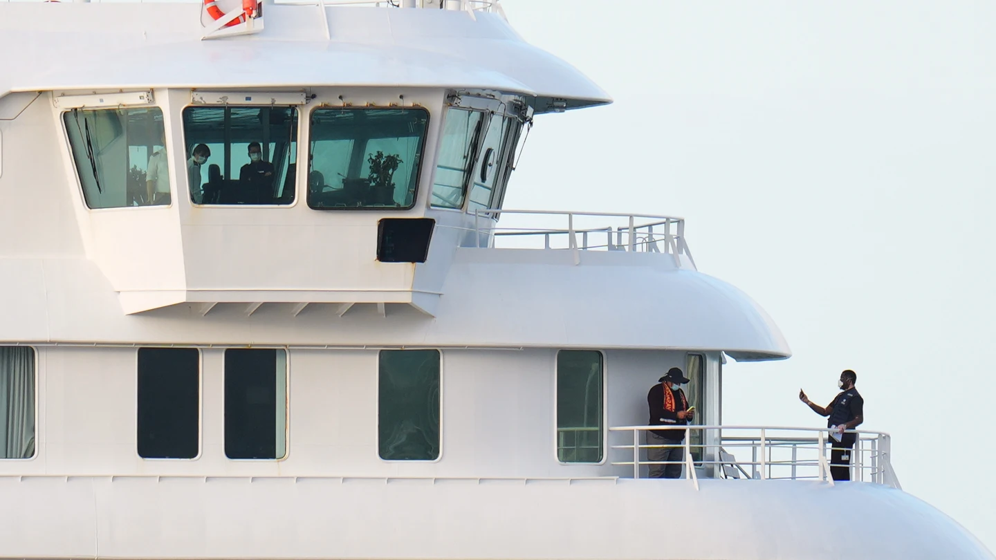 Personas a bordo del MV Hondius a su llegada al puerto de Granadilla de Abona Personas a bordo del MV Hondius a su llegada al puerto de Granadilla de Abona