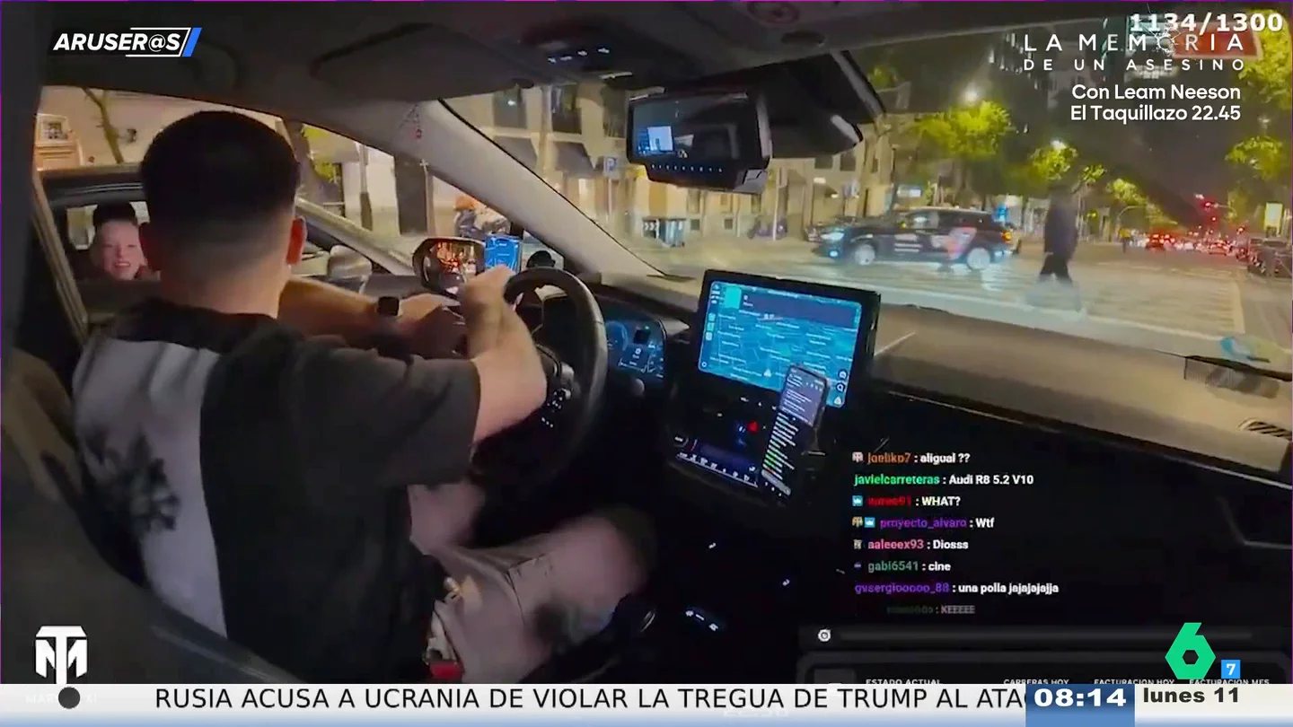 Ester Expósito y Kylian Mbappé, pillados por un taxista en pleno directo por Madrid: "¿Quieres mandar un saludo?" Ester Expósito y Kylian Mbappé, pillados por un taxista en pleno directo por Madrid: "¿Quieres mandar un saludo?"