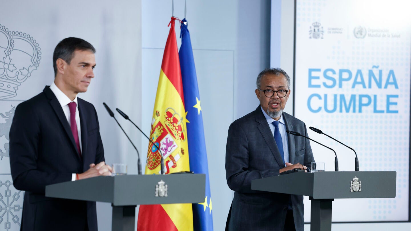 El director de la Organización Mundial de la Salud (OMS), Tedros Adhanom Ghebreyesus, comparece junto a Pedro Sánchez en el Palacio de la Moncloa