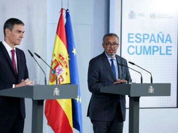El director de la Organizaci&oacute;n Mundial de la Salud (OMS), Tedros Adhanom Ghebreyesus, comparece junto a Pedro S&aacute;nchez en el Palacio de la Moncloa