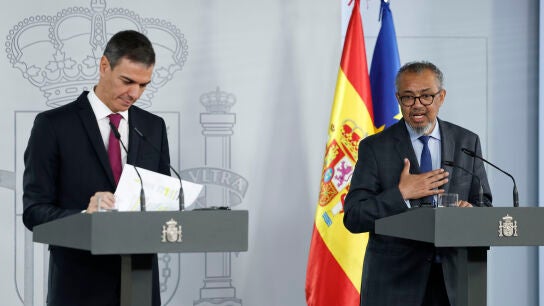 El presidente del Gobierno, Pedro S&aacute;nchez, y el director general de la Organizaci&oacute;n Mundial de la Salud, Tedros Adhanom