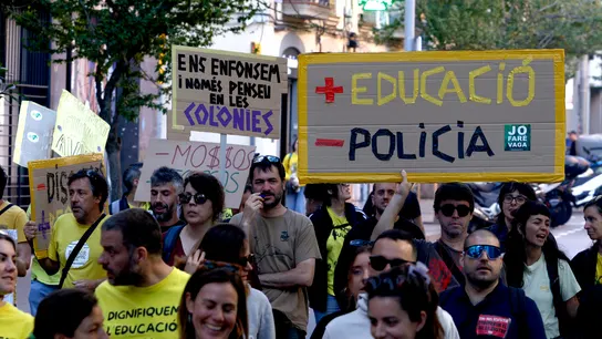 Centenares de docentes protestan en Cataluña. Centenares de docentes protestan en Cataluña.