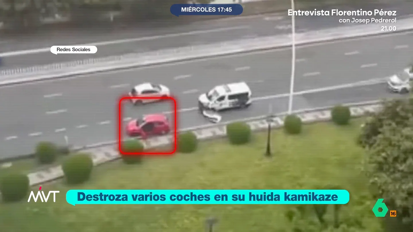 Huida kamikaze en A Coruña: un coche escapa de la policía y choca con varios vehículos Los ocupantes del vehículo terminaron abandonándolo y huyendo a pie. La policía detuvo a una de ellas cuando intentaba despistarles cambiándose de ropa.