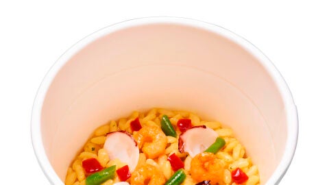 Una paella de marisco exprés con sabor japonés, la última apuesta de la compañía japonesa Nissin Foods