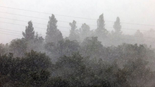 Una fuerte tormenta de agua y granizo cae sobre Pamplona