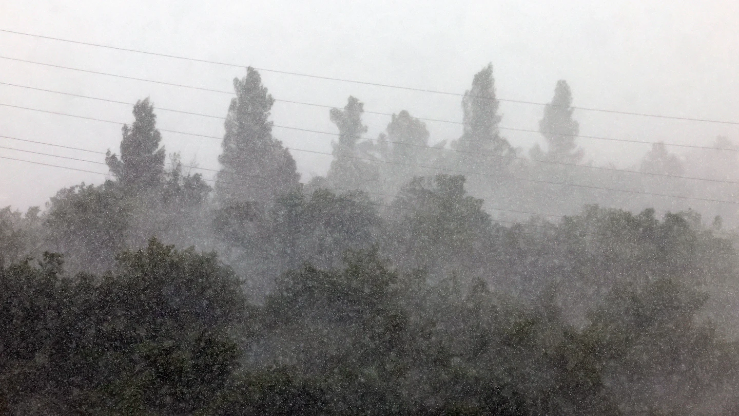 Una fuerte tormenta de agua y granizo cae sobre Pamplona Una fuerte tormenta de agua y granizo cae sobre Pamplona