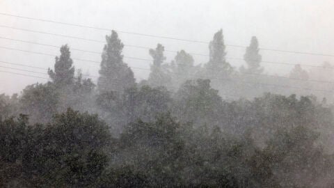 Una fuerte tormenta de agua y granizo cae sobre Pamplona