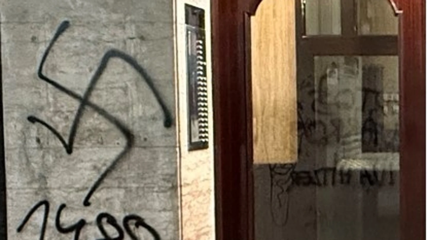 Pintadas nazis en un portal de Gijón Pintadas nazis en un portal de Gijón