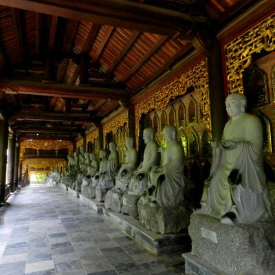 Interior de la Pagoda de B&aacute;i Đ&iacute;nh 
