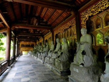 Interior de la Pagoda de B&aacute;i Đ&iacute;nh 