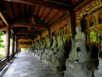 Interior de la Pagoda de Bái Đính Interior de la Pagoda de Bái Đính