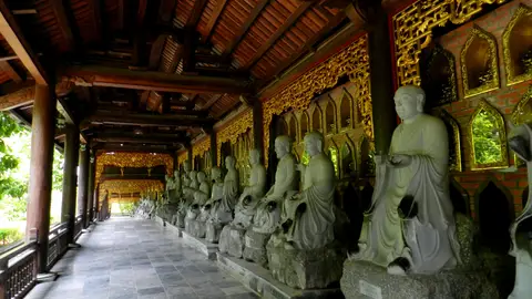 Interior de la Pagoda de Bái Đính Interior de la Pagoda de Bái Đính