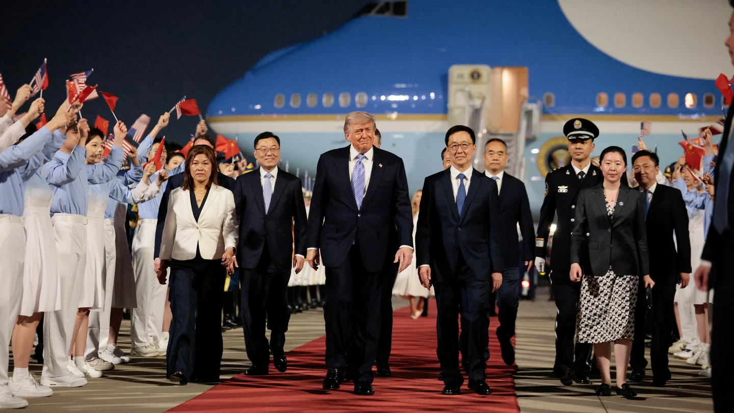 El presidente estadounidense Donald Trump camina junto al vicepresidente chino Han Zheng durante una ceremonia de llegada en el Aeropuerto Internacional de la Capital de Pekín, en Pekín, China, el 13 de mayo de 2026. El presidente estadounidense Donald Trump camina junto al vicepresidente chino Han Zheng durante una ceremonia de llegada en el Aeropuerto Internacional de la Capital de Pekín, en Pekín, China, el 13 de mayo de 2026.