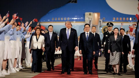 El presidente estadounidense Donald Trump camina junto al vicepresidente chino Han Zheng durante una ceremonia de llegada en el Aeropuerto Internacional de la Capital de Pek&iacute;n, en Pek&iacute;n, China, el 13 de mayo de 2026.
