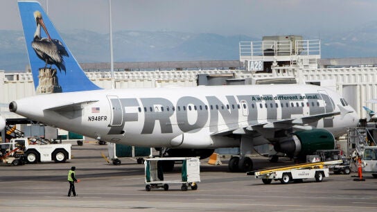 Un avi&oacute;n Airbus A319-100 de Frontier Airlines carga pasajeros en el Aeropuerto Internacional de Denver.
