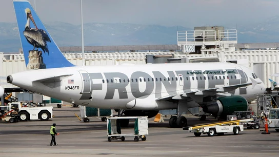 Un avión Airbus A319-100 de Frontier Airlines carga pasajeros en el Aeropuerto Internacional de Denver. Un avión Airbus A319-100 de Frontier Airlines carga pasajeros en el Aeropuerto Internacional de Denver.