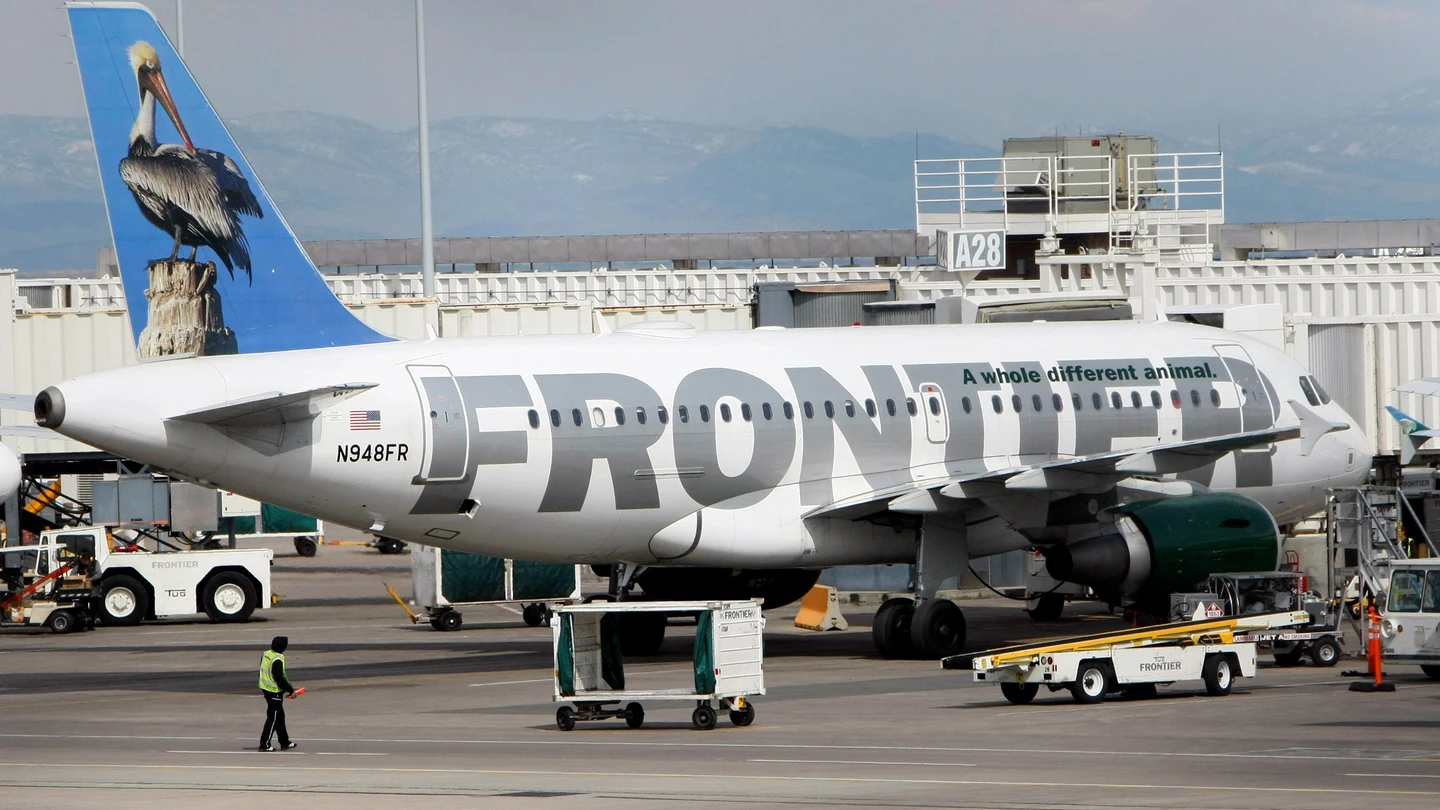 Un avión Airbus A319-100 de Frontier Airlines carga pasajeros en el Aeropuerto Internacional de Denver. Un avión Airbus A319-100 de Frontier Airlines carga pasajeros en el Aeropuerto Internacional de Denver.