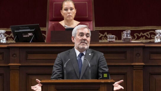 El presidente de Canarias, Fernando Clavijo, comparece ante el Parlamento auton&oacute;mico para informar sobre el traslado al puerto de Granadilla de Abona del crucero MV Hondius