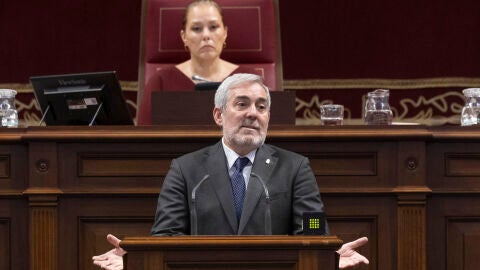 El presidente de Canarias, Fernando Clavijo, comparece ante el Parlamento auton&oacute;mico para informar sobre el traslado al puerto de Granadilla de Abona del crucero MV Hondius