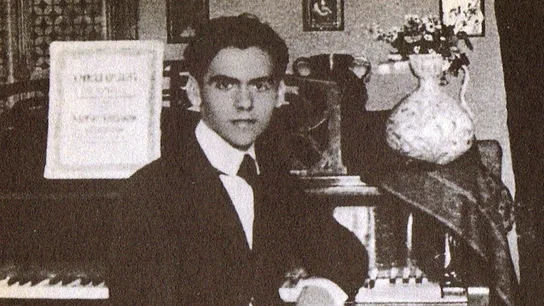 Federico García Lorca al piano en Granada, en 1919 Federico García Lorca al piano en Granada, en 1919