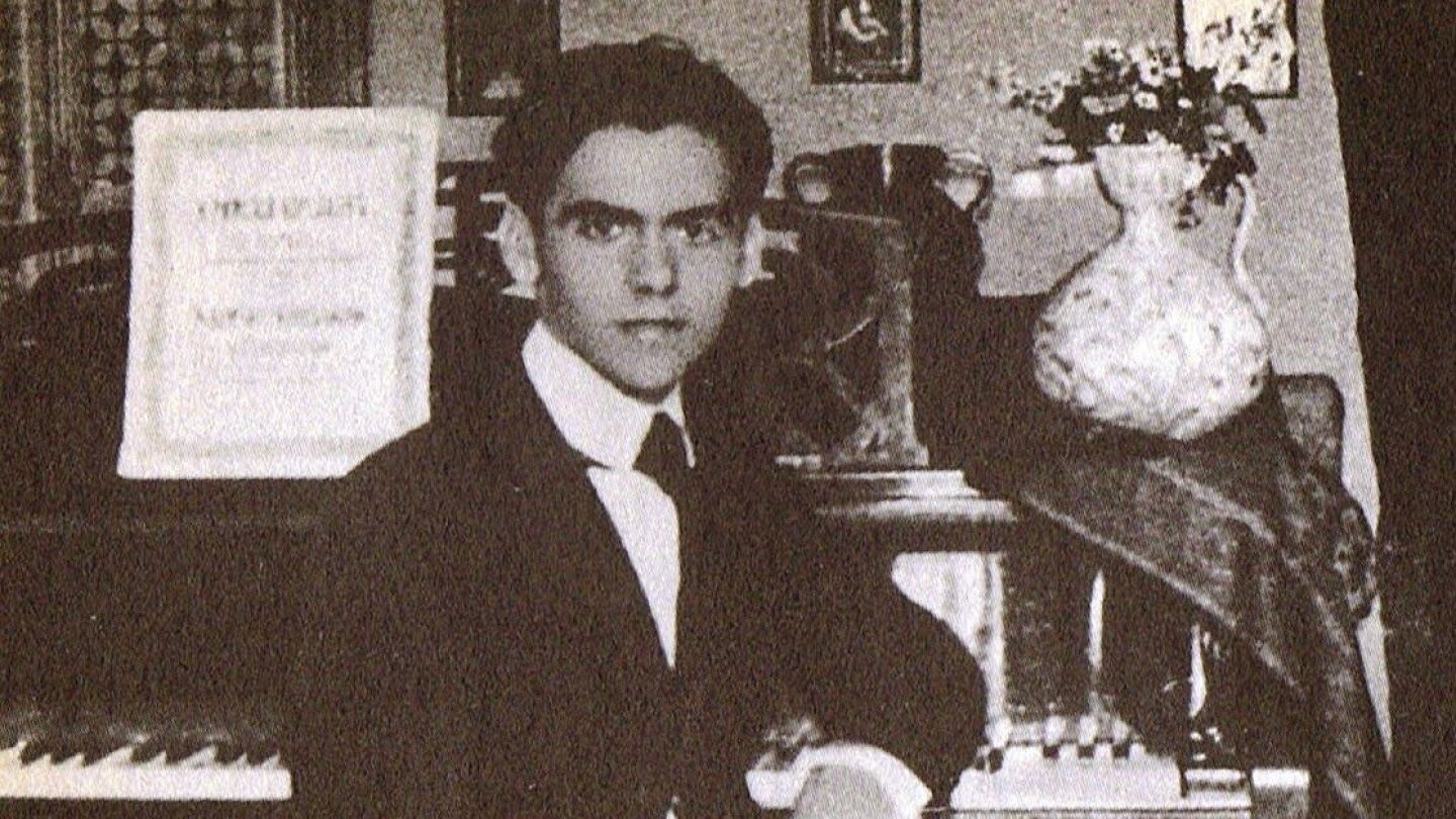 Federico Garc&iacute;a Lorca al piano en Granada, en 1919