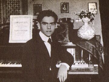 Federico Garc&iacute;a Lorca al piano en Granada, en 1919